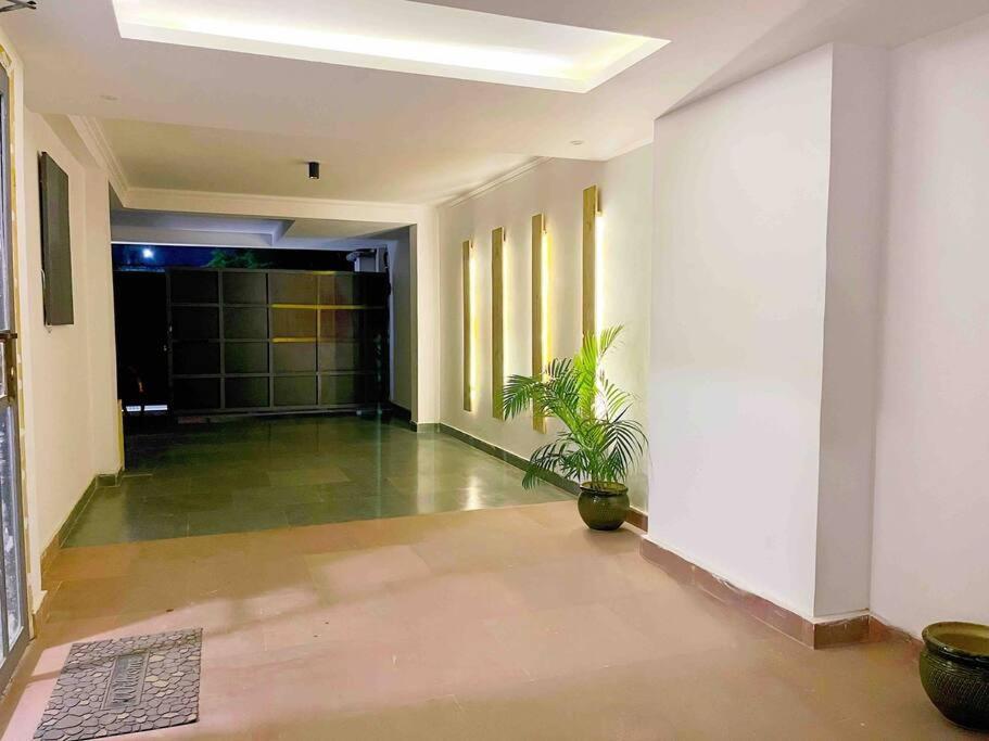 Near Airport Minimalistic Apartment *